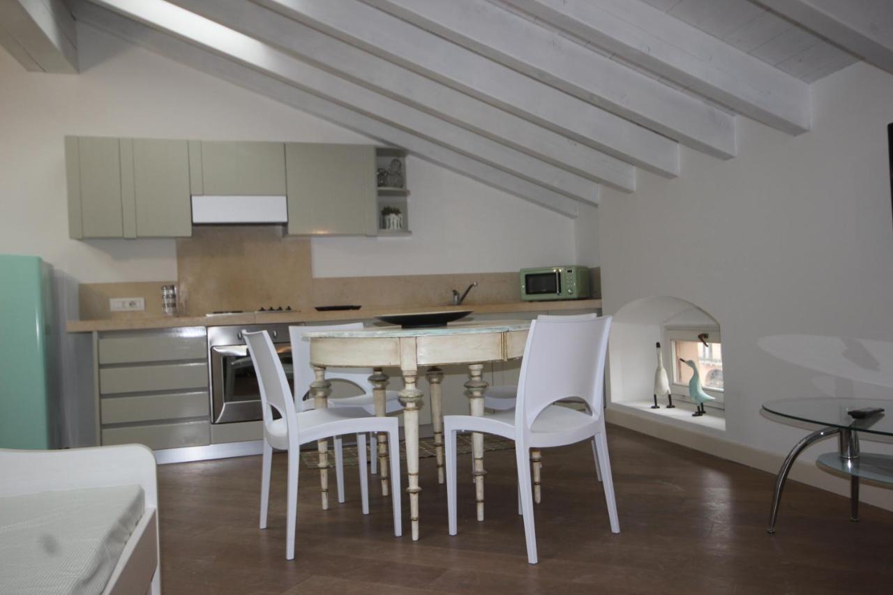Mansarda Di Alice Apartment Десенцано дел Гарда Екстериор снимка